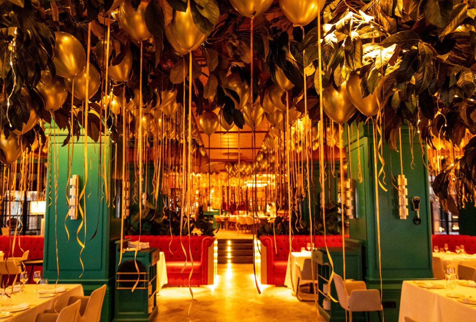 Decoración de la golden party del restaurante Tatel Ibiza