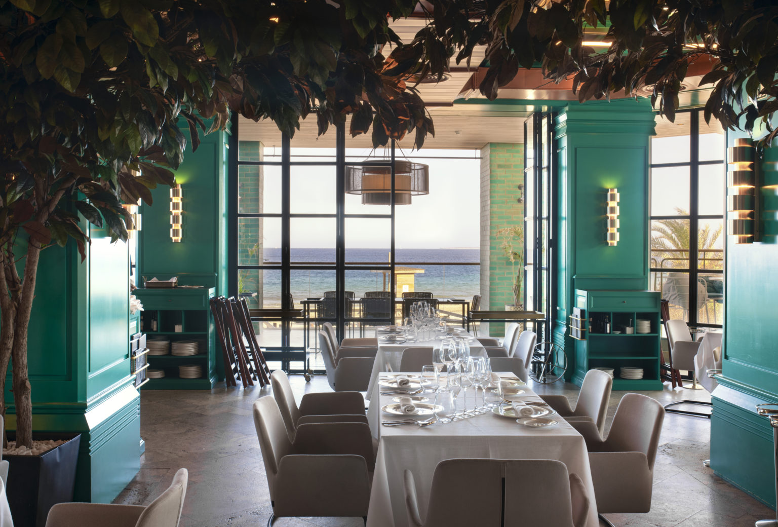 Interior del restaurante Tatel Ibiza con espectaculares vistas al mar Mediterraneo.