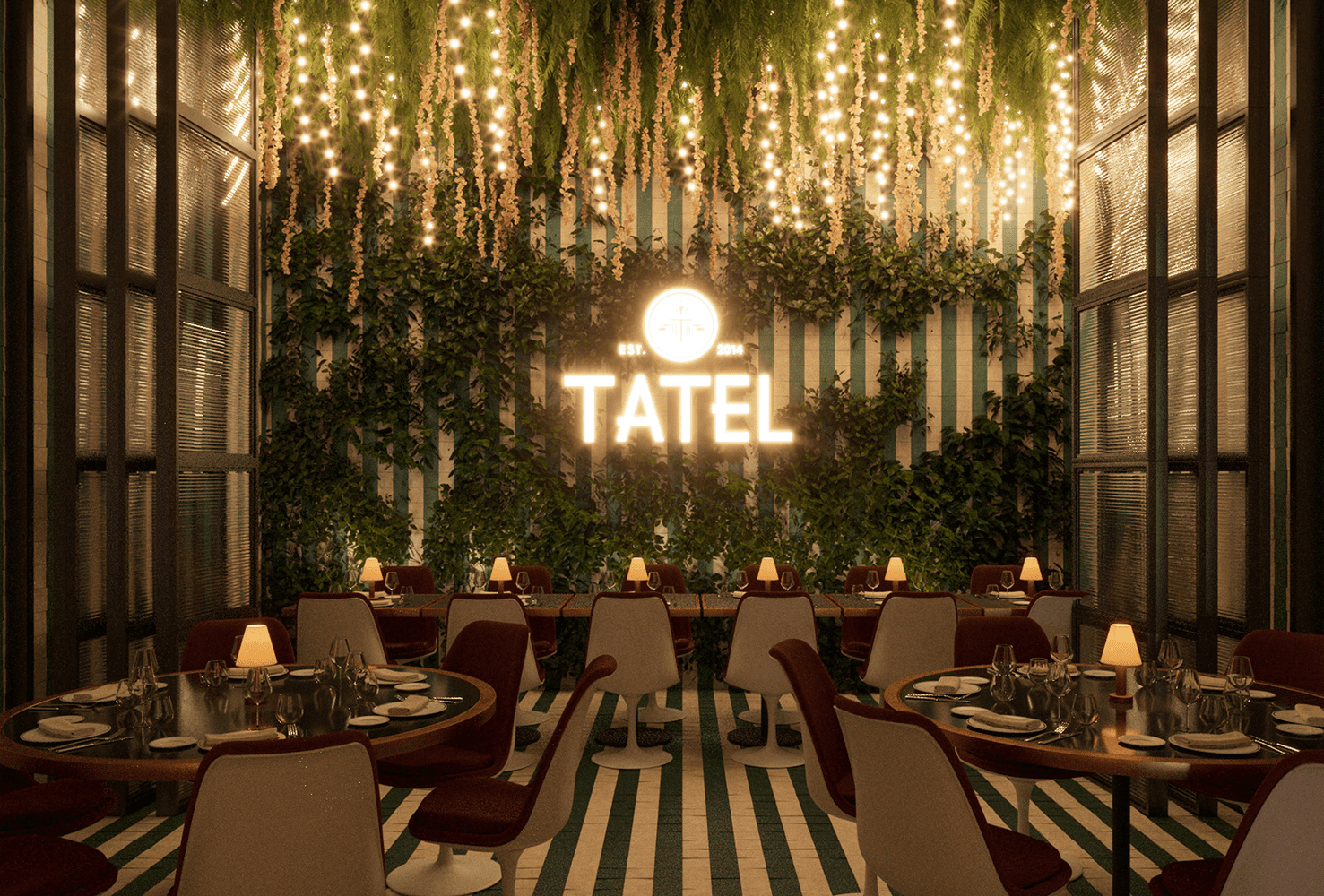 Interior del restaurante Tatel Valencia, en la decoración destaca el neón dorado sobre un jardín vertical iluminado con pequeñas luces doradas.