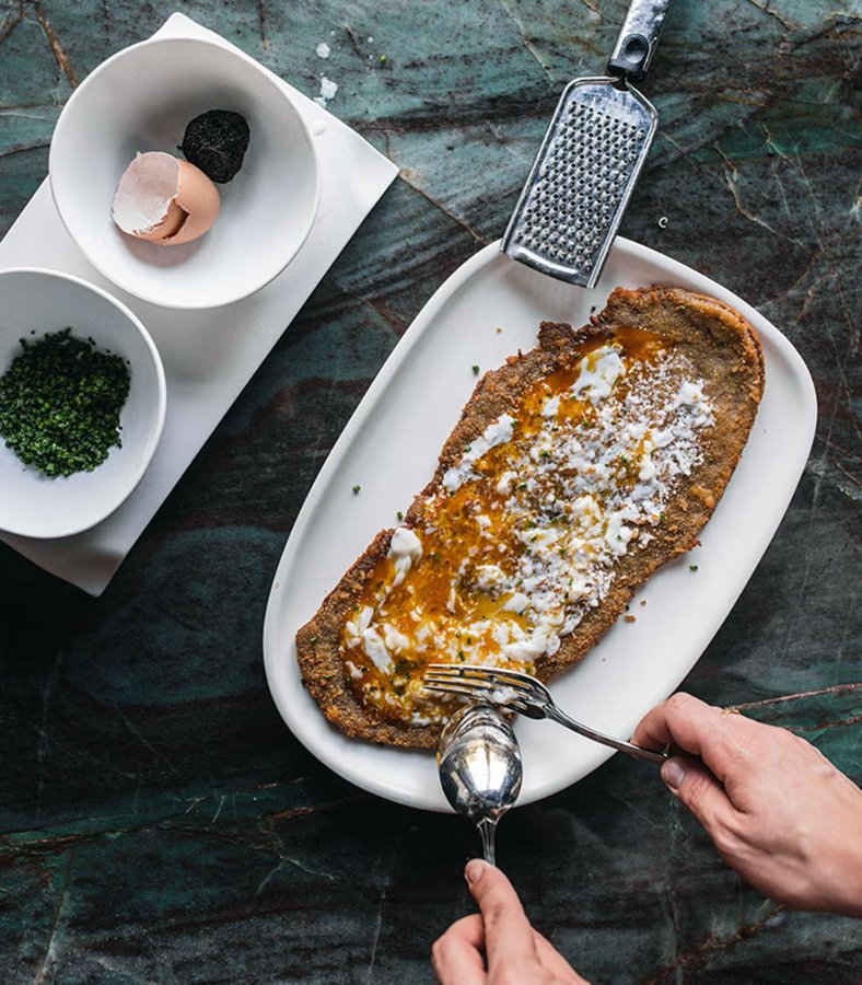 La Milanesa de TATEL, huevo poché y trufa